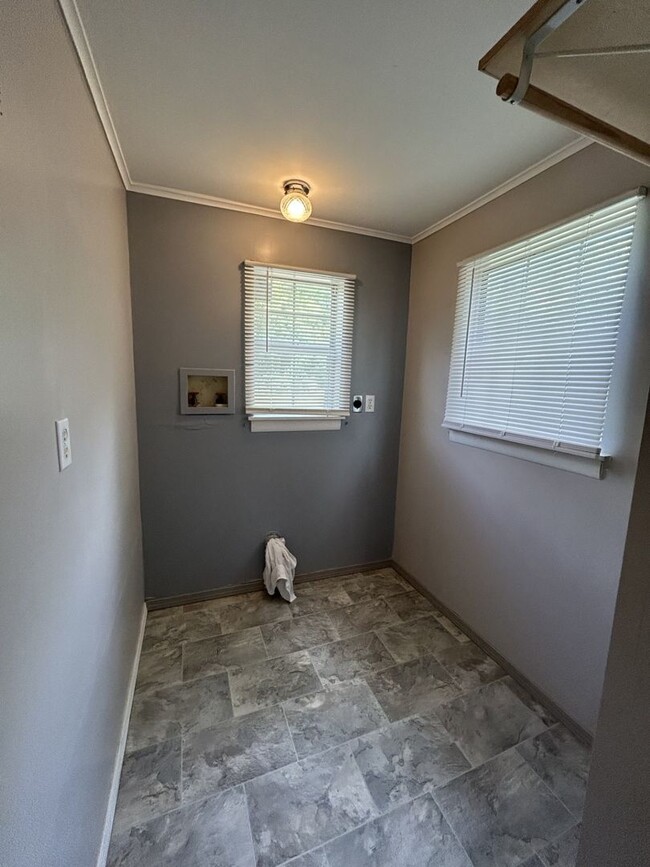 Building Photo - Absolutely Adorable 3br/1ba House - PERFEC...