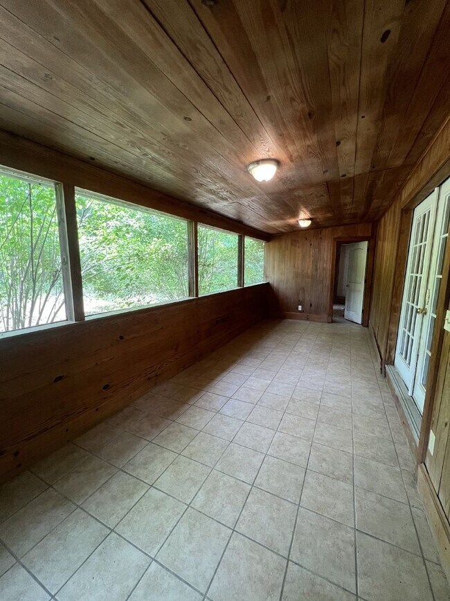 Building Photo - Charming Home in Rock Spring, GA!