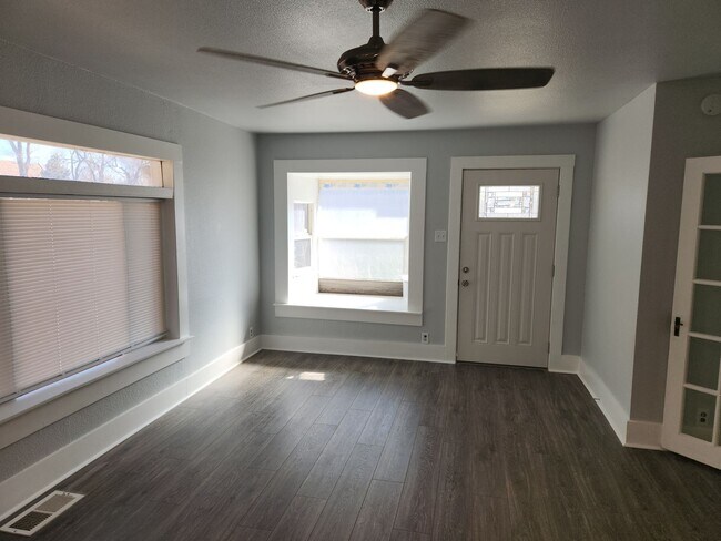 Building Photo - Wood Ave. Downtown Charmer! All Remodeled.