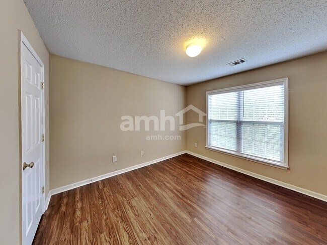 Building Photo - 607 Wallnut Hall Trl