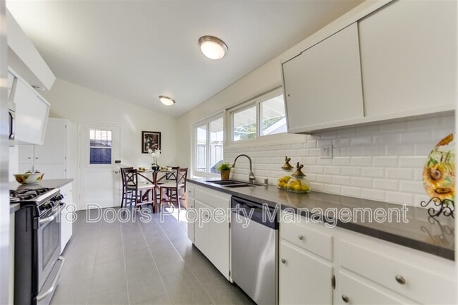 Building Photo - 5318 Saxon St