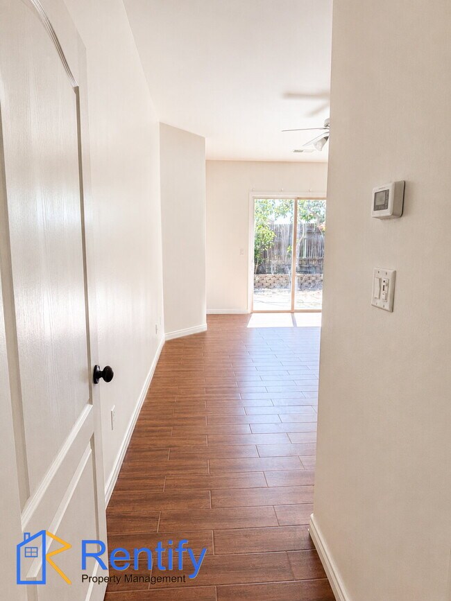 Building Photo - 4 bed, 2.5 bath home in NW Bakersfield - Gardener included