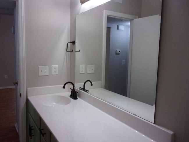 Building Photo - 2 Bedroom 1 Bath Condo with Private Deck in Hunters Chase