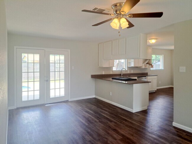 Building Photo - Spacious 3 bedroom 2 bath home w/ swimming...