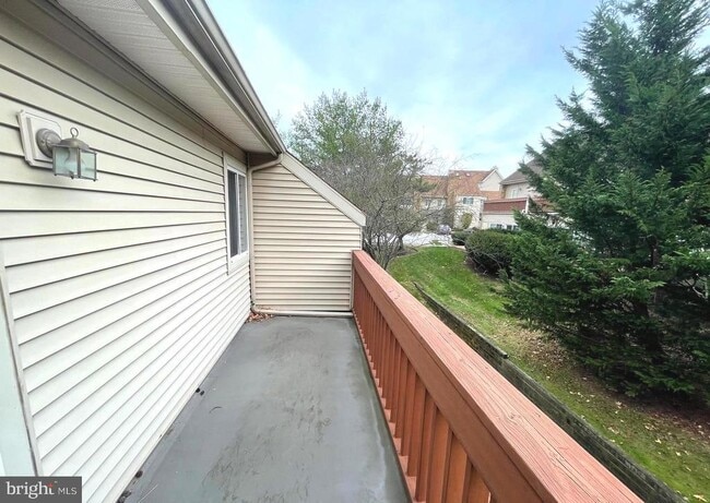 Building Photo - 214 Carriage Ct