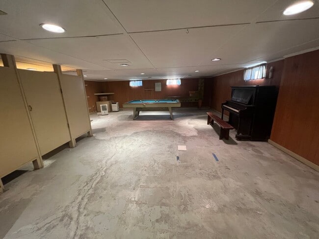 Building Photo - Spacious 3 Bedroom Home Available Septembe...