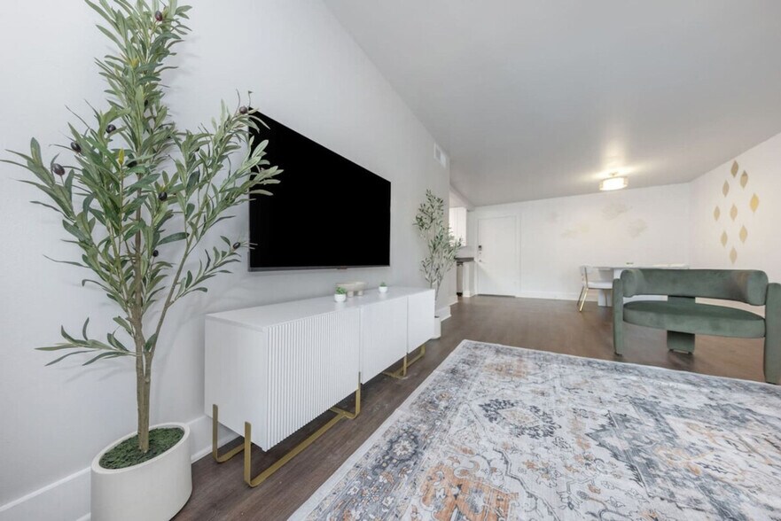 Building Photo - 4301 W Cleveland St