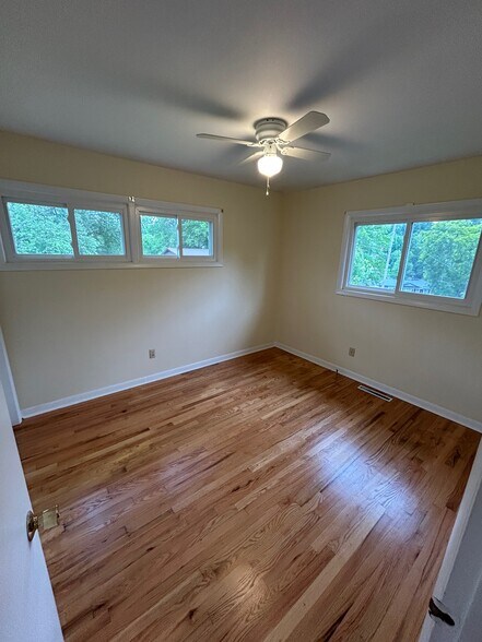 Building Photo - 1302 Lyndale Dr