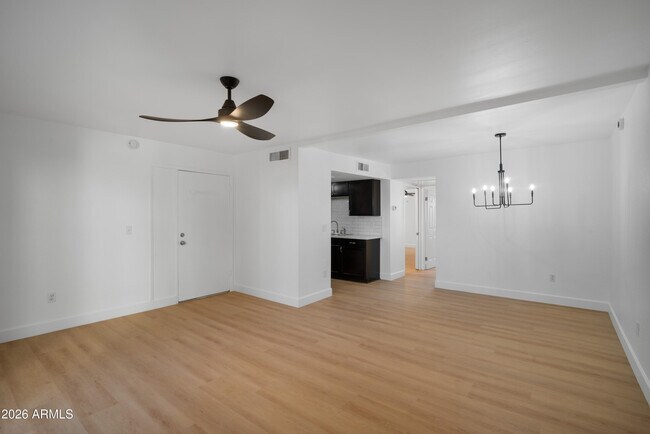 Building Photo - 729 W Coolidge St