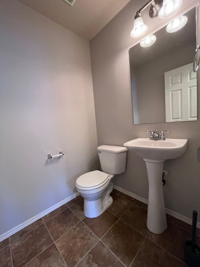 Building Photo - Lovely South Hill Home!