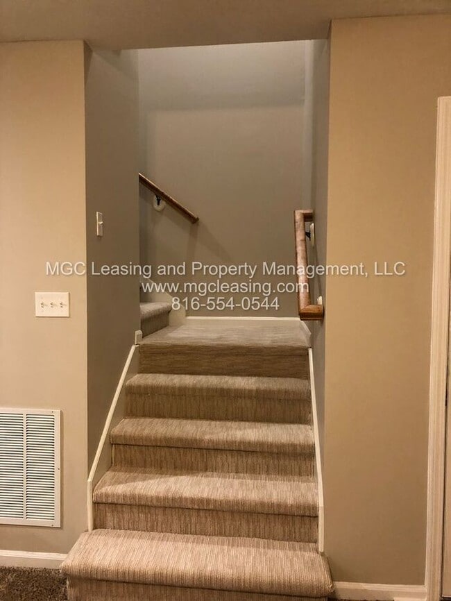 Building Photo - Enjoy Townhome Living w/ Unfinished Baseme...
