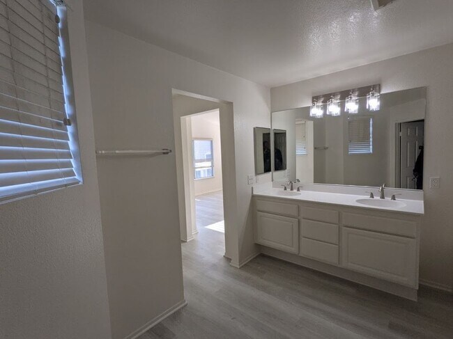 Building Photo - Divine Rancho Cucamonga 4 Bedroom Home