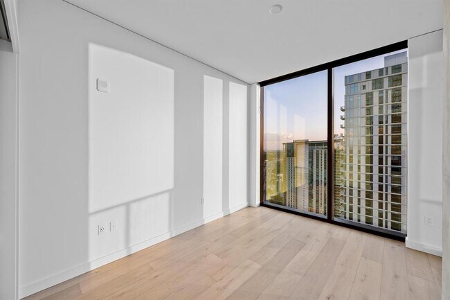 Building Photo - 610 Davis St