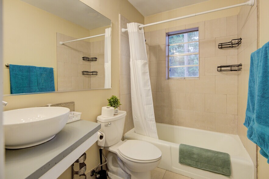 Building Photo - 636 Chipley Ave