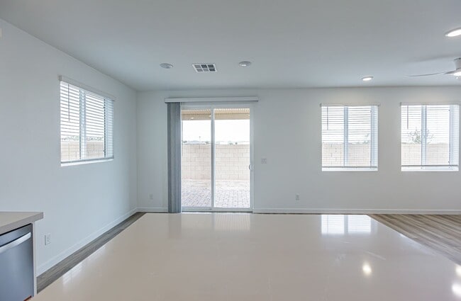 Building Photo - Brand New Home