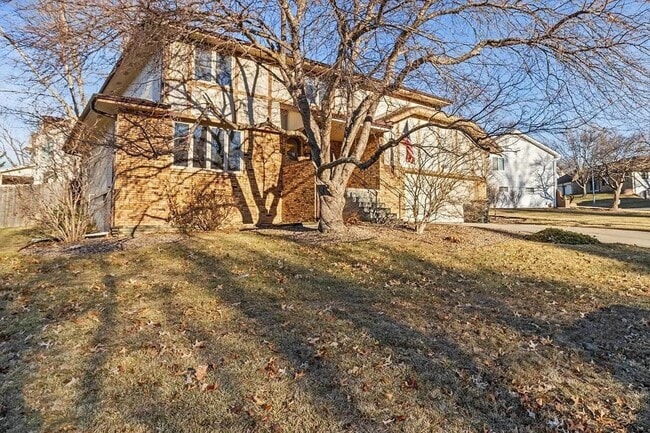 Building Photo - Spacious Harvey Oaks 4-bedroom home with classic charm and modern updates