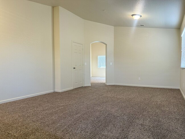 Building Photo - Don’t miss out on this 3 bedroom/2bath hom...