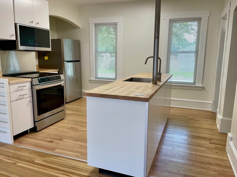 Kitchen island - 1161 Hubbard Ave