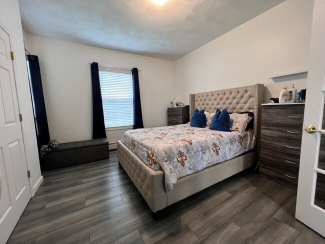 Building Photo - 585 Haverhill St