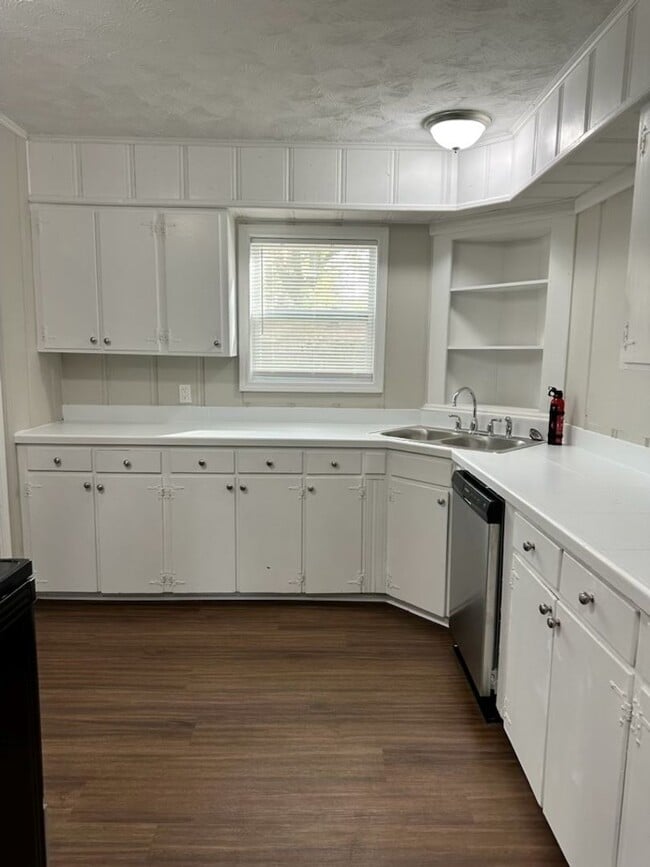 Building Photo - Newly Renovated 3 Bedroom House North Jack...