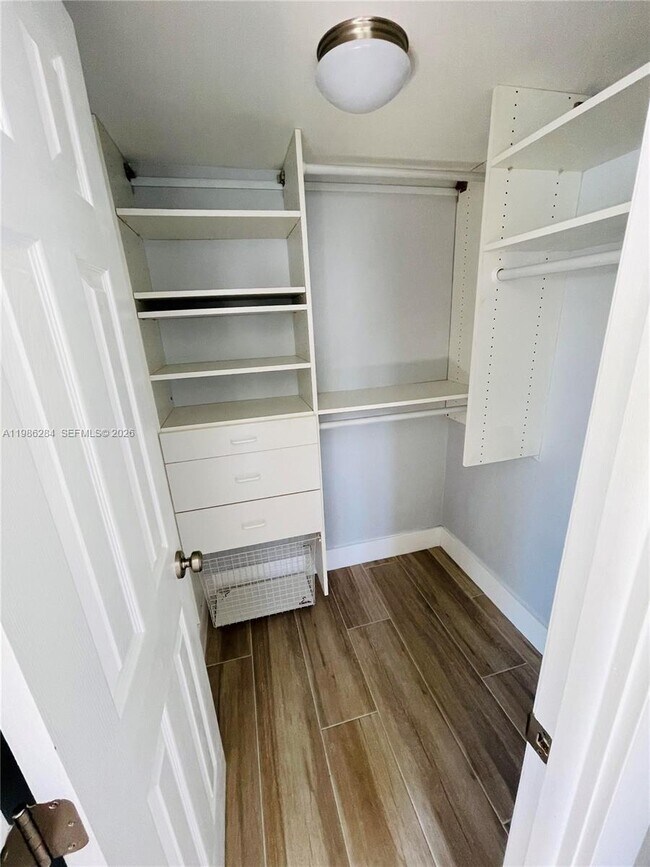 Building Photo - 900 NE 18th Ave