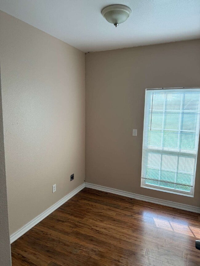 Building Photo - 455 Country Trail