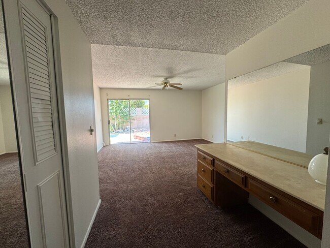 Building Photo - Three Bedroom Two Bathroom Pool Home in He...