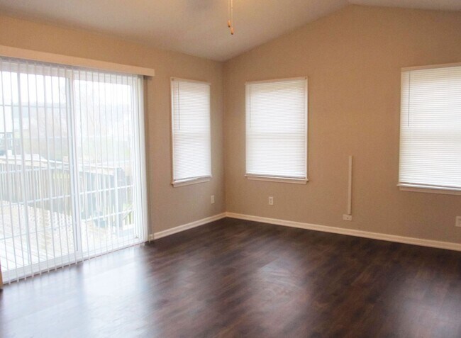 Building Photo - Beautiful 4 bedroom, 3.5 Bath Home
