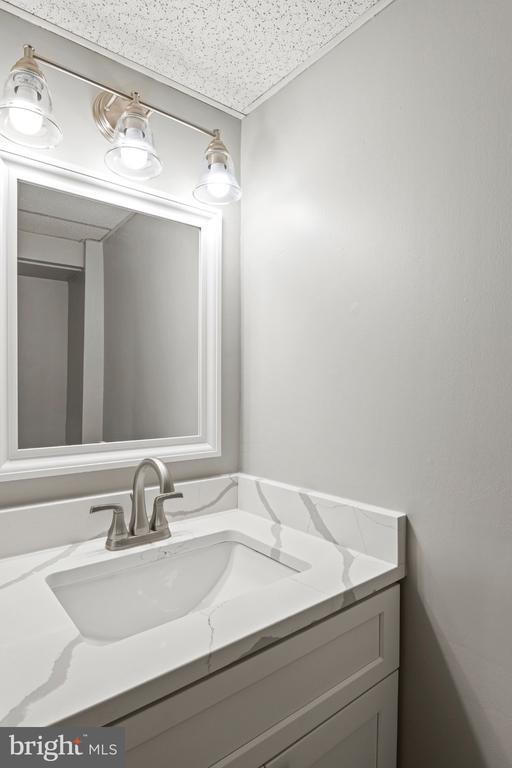 Building Photo - 1621 Thetford Rd