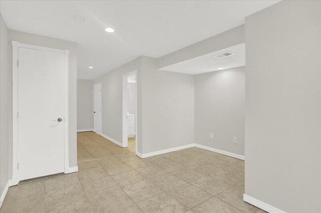 Building Photo - 2635 E Nichols Cir