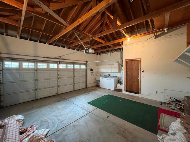 Building Photo - Spacious Chatsworth single-story w/flexibl...