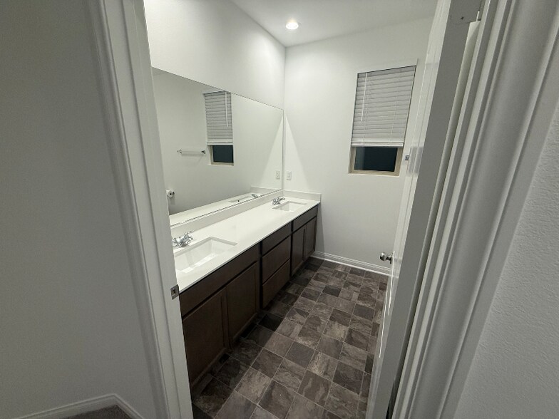 Building Photo - 4212 Larchwood Ln