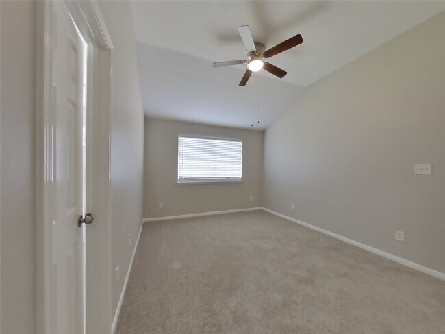 Building Photo - 423 Lazy Ln