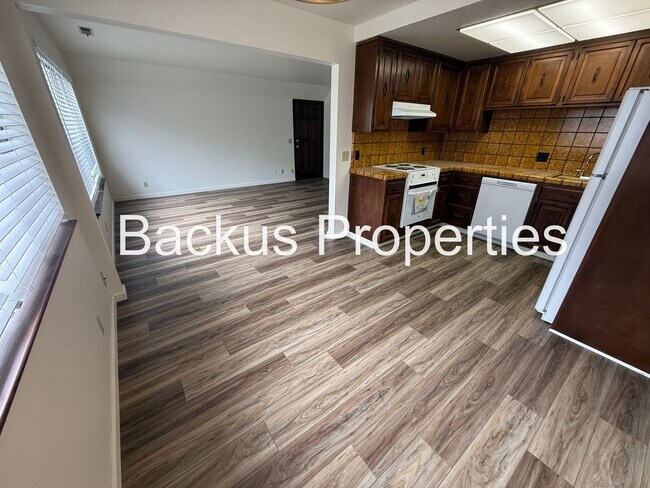 Building Photo - 529 Laine St