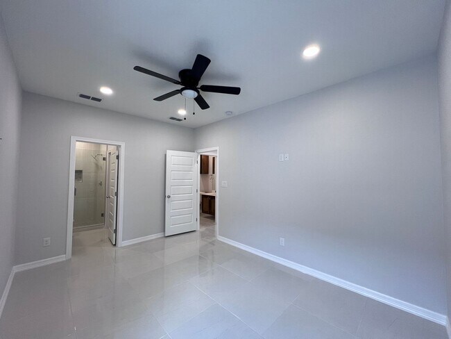 Building Photo - Brand New! 1st Month Free! Don't Miss Out Call today!