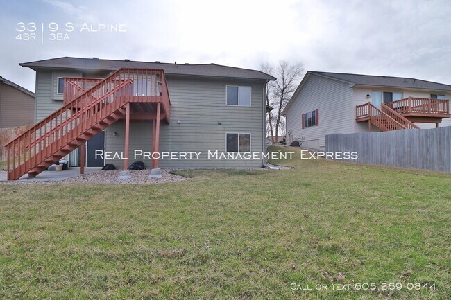 Building Photo - Perfect 4 bedroom 3 bathroom home 2200 sq ft!