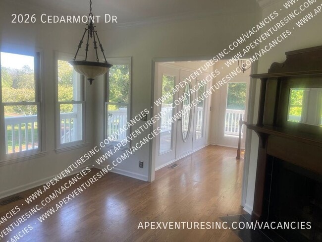 Building Photo - 2026 Cedarmont Dr