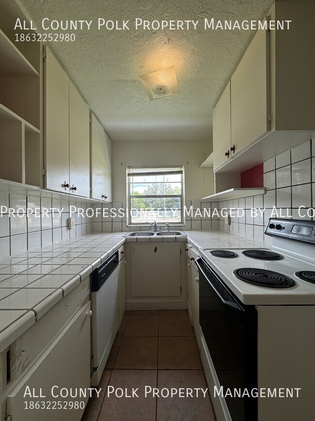 Building Photo - 3 Bedroom 1 Bath Home in St. Pete!