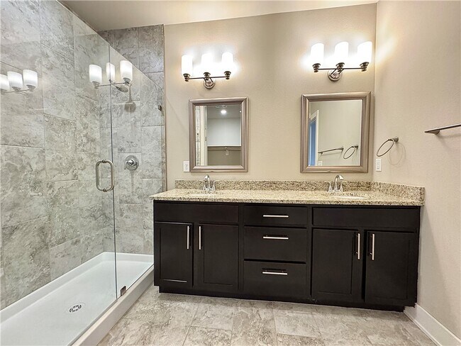 Building Photo - 707 NE Hts Ln