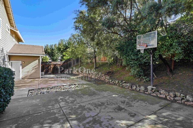 Building Photo - Beautiful Home in Peacock Creek