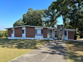 Building Photo - 4BR/3BA located close to Sacred Heart Hosp...