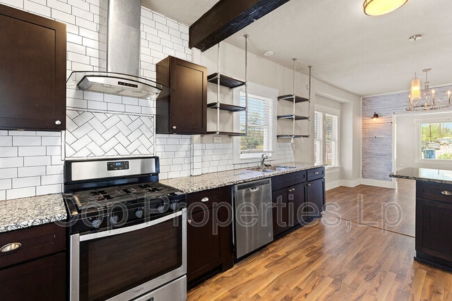 Building Photo - 916 Iowa St