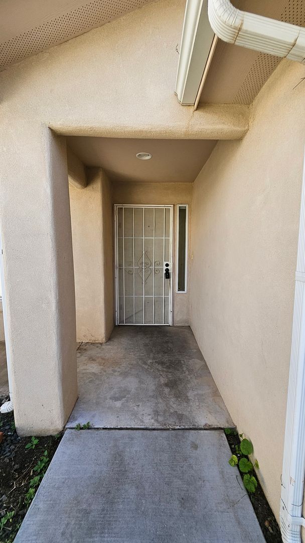 Building Photo - 3 bed 2 bath