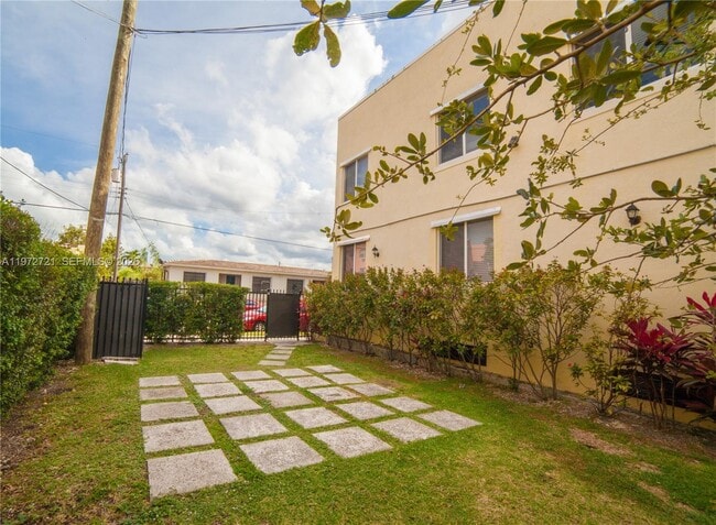 Building Photo - 1469 SW 5th St