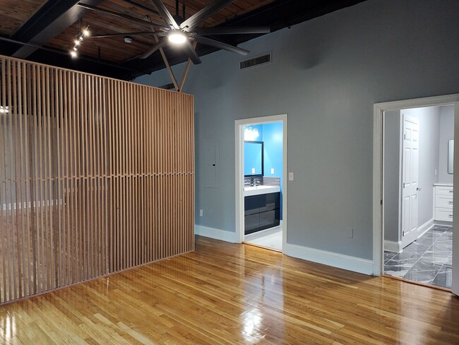 Building Photo - Luxury studio located in Factory South!