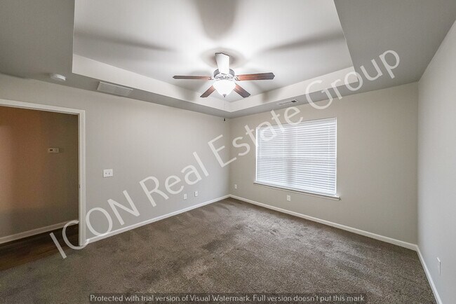 Building Photo - 3/3 Townhome with 2 car garage