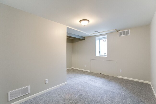 Building Photo - Updated 3 Bedroom Duplex in Battle Creek