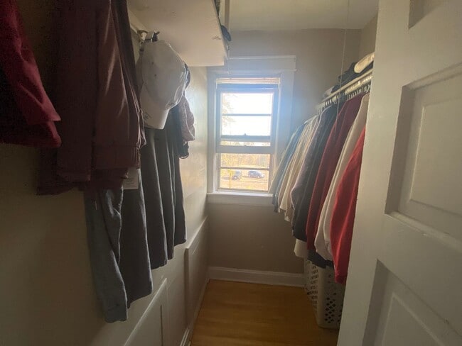 Building Photo - AVAILABLE JUNE - 6 BED 1.5 BATH Close to Campus!