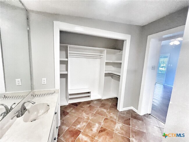Building Photo - 127 Paloma Dr