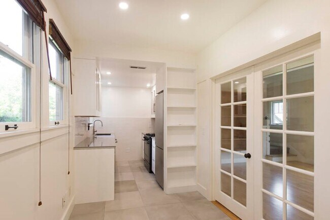 Building Photo - Balcony & Gas Fireplace: Sunny Apartment i...